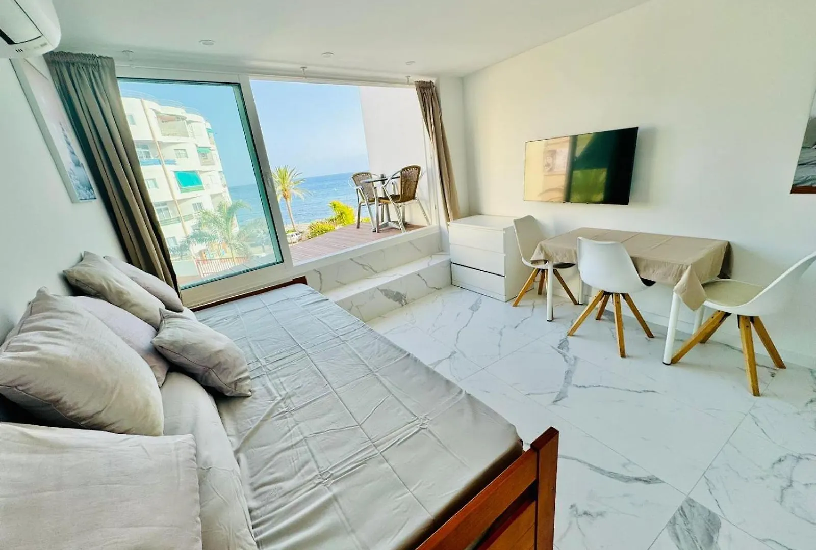 Los Cristianos Must-See Beachfront Apartment, Stunning Views In Tenerife 0*, 洛斯克里斯蒂亚诺斯
