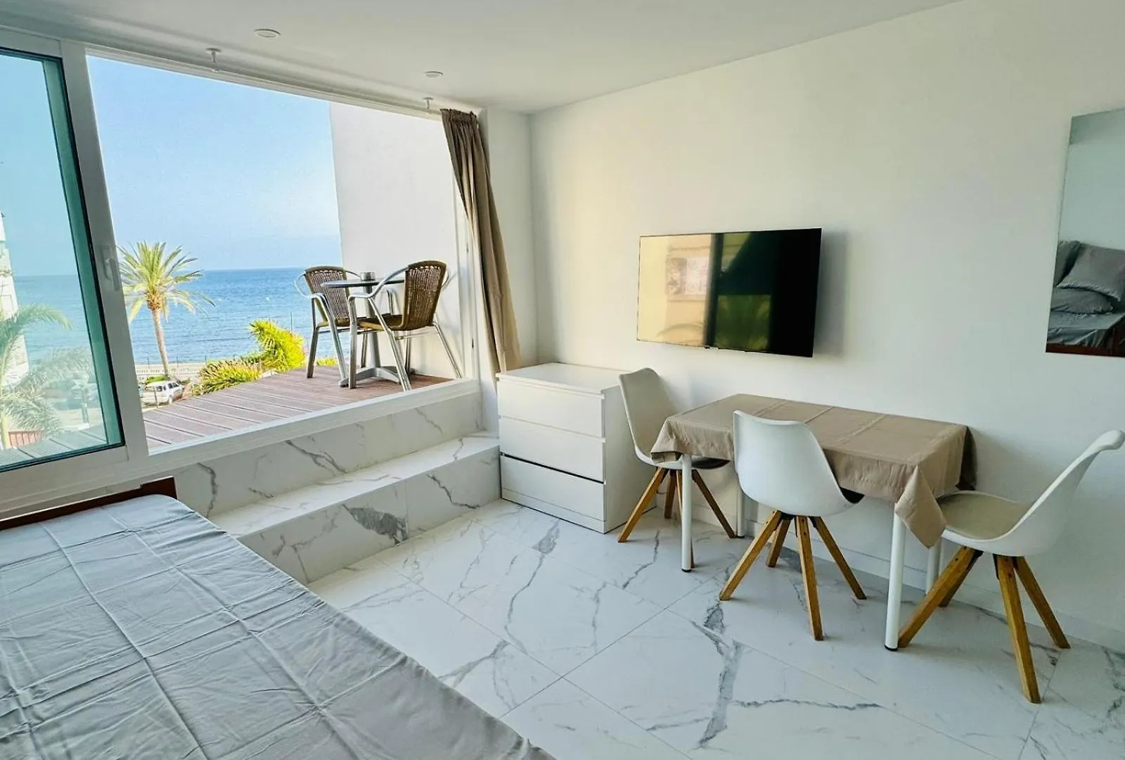 Los Cristianos Must-See Beachfront Apartment, Stunning Views In Tenerife 公寓